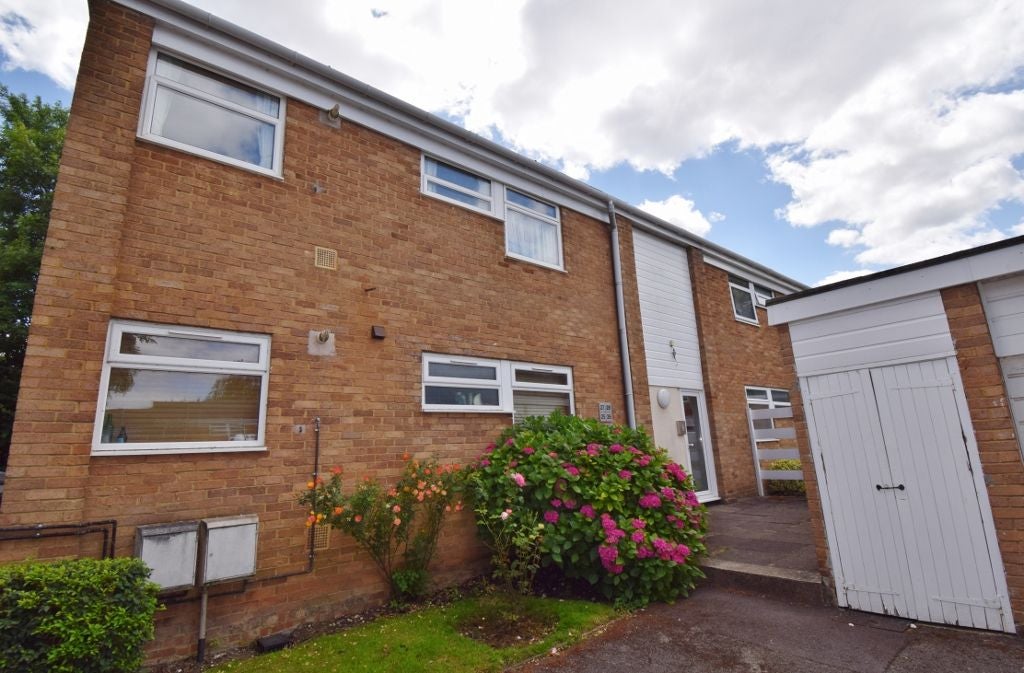 Flat Moss Lane in Greater London