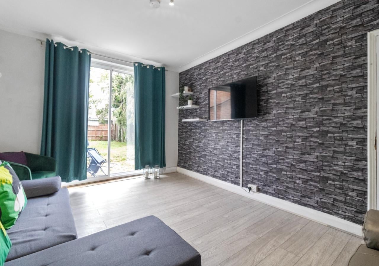 Room Penniston Close in Greater London