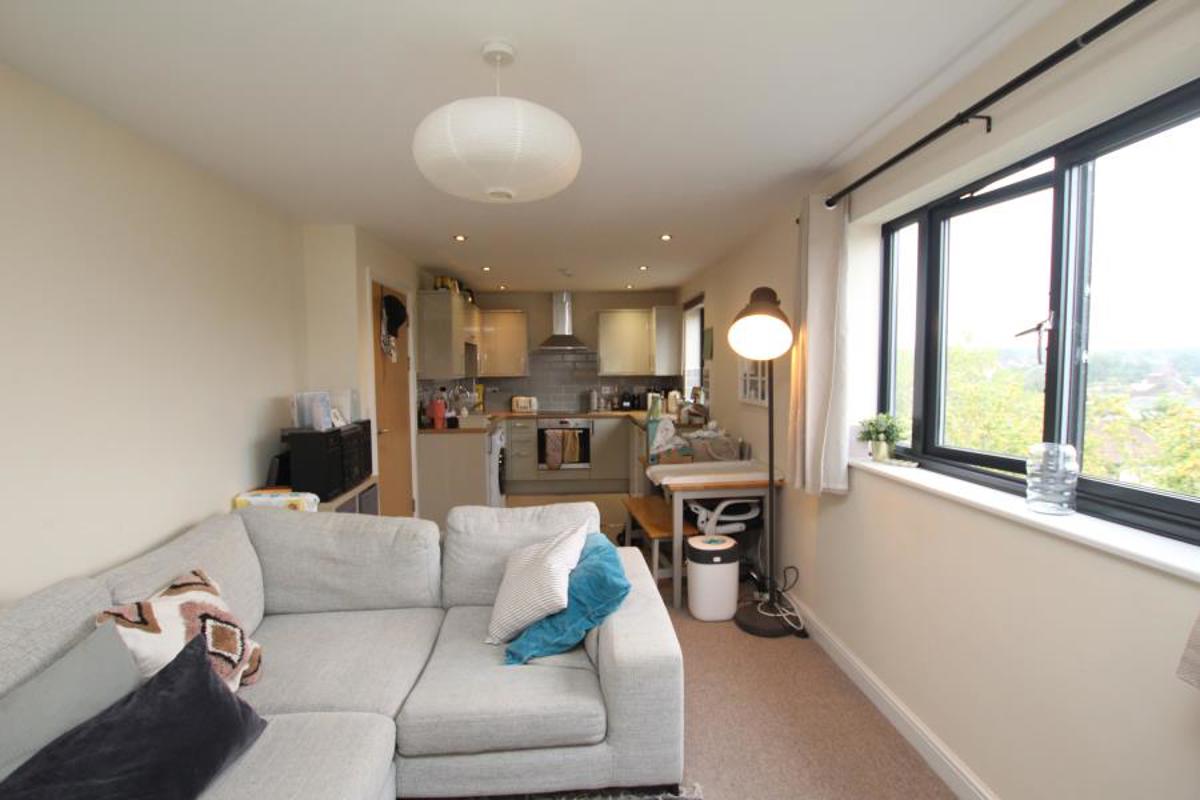 Flat Stanbridge Road in Bristol