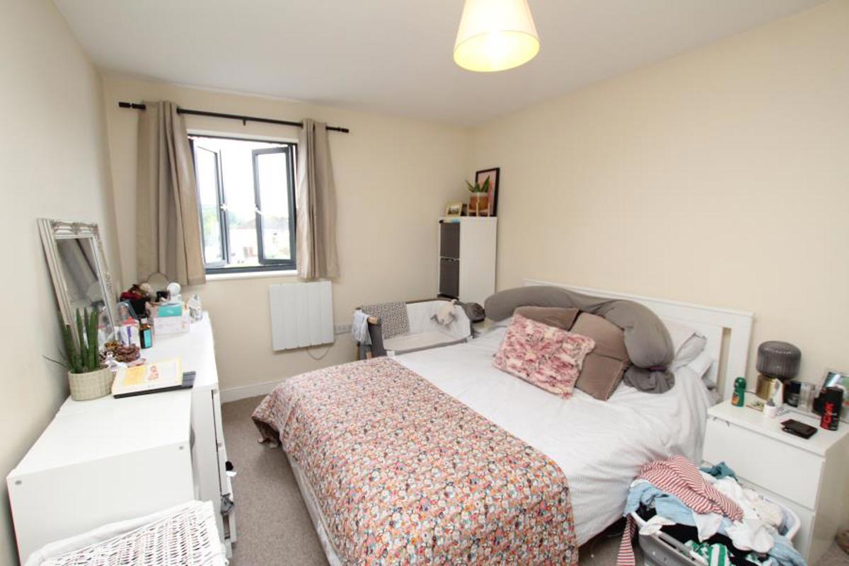 Flat Stanbridge Road in Bristol