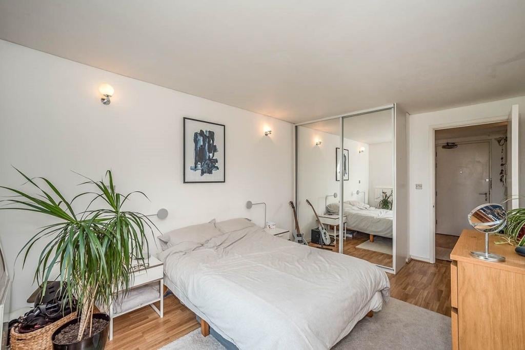 Flat West Parkside in Greater London