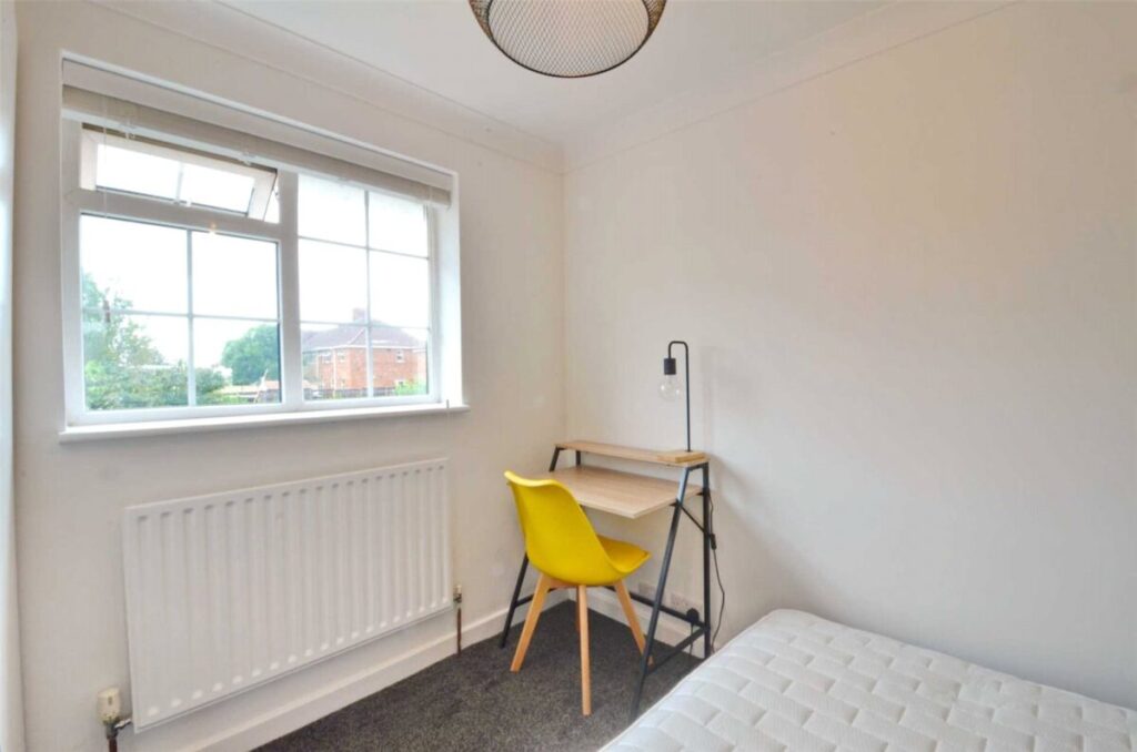 Room Homeleaze Road in Bristol