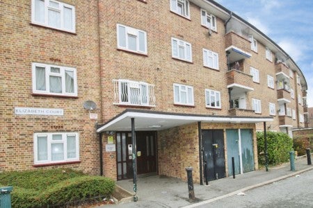 Flat Valence Road in Greater London