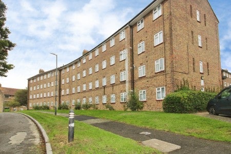 Flat Valence Road in Greater London