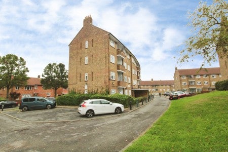 Flat Valence Road in Greater London