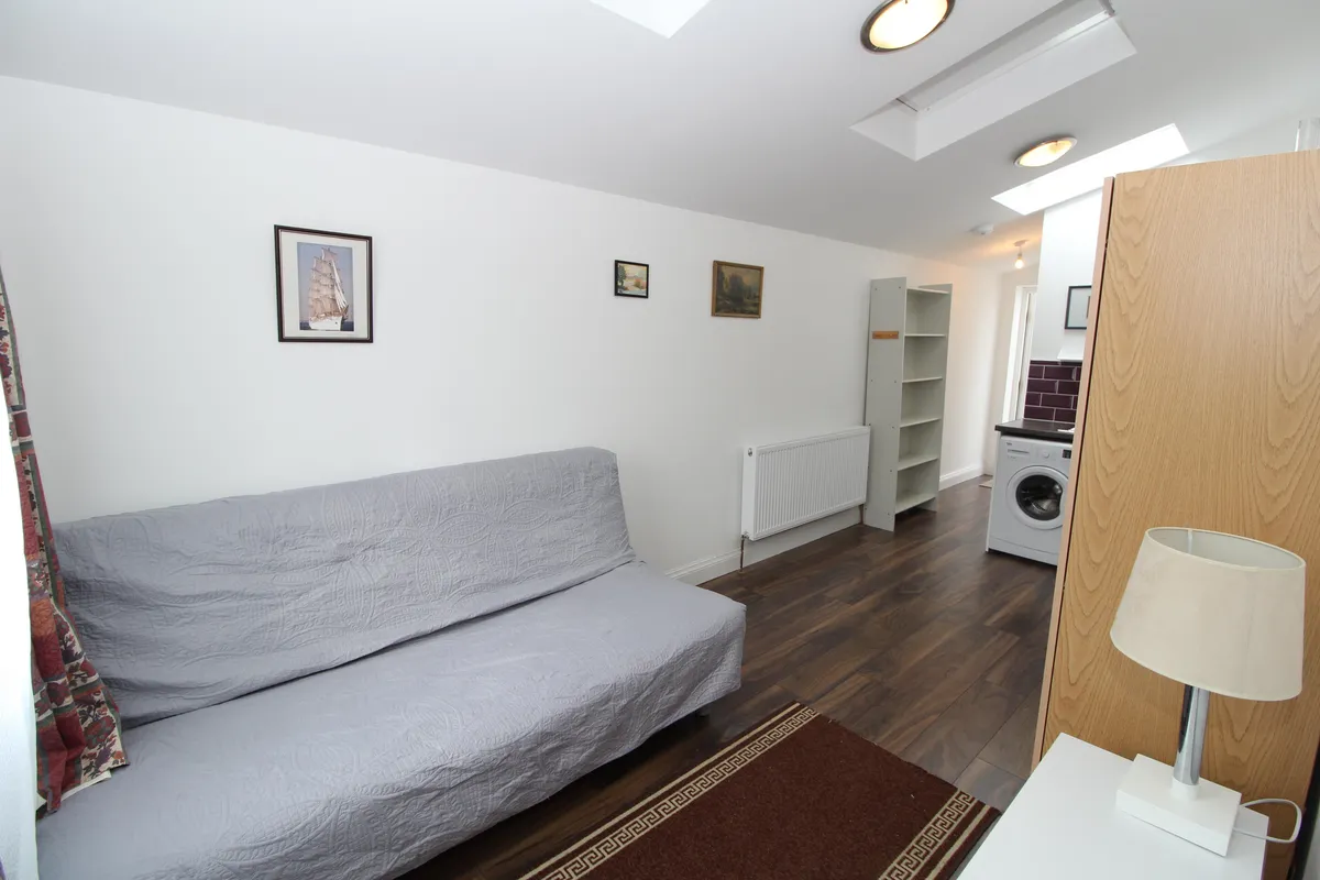 Flat Tritton Avenue in Greater London