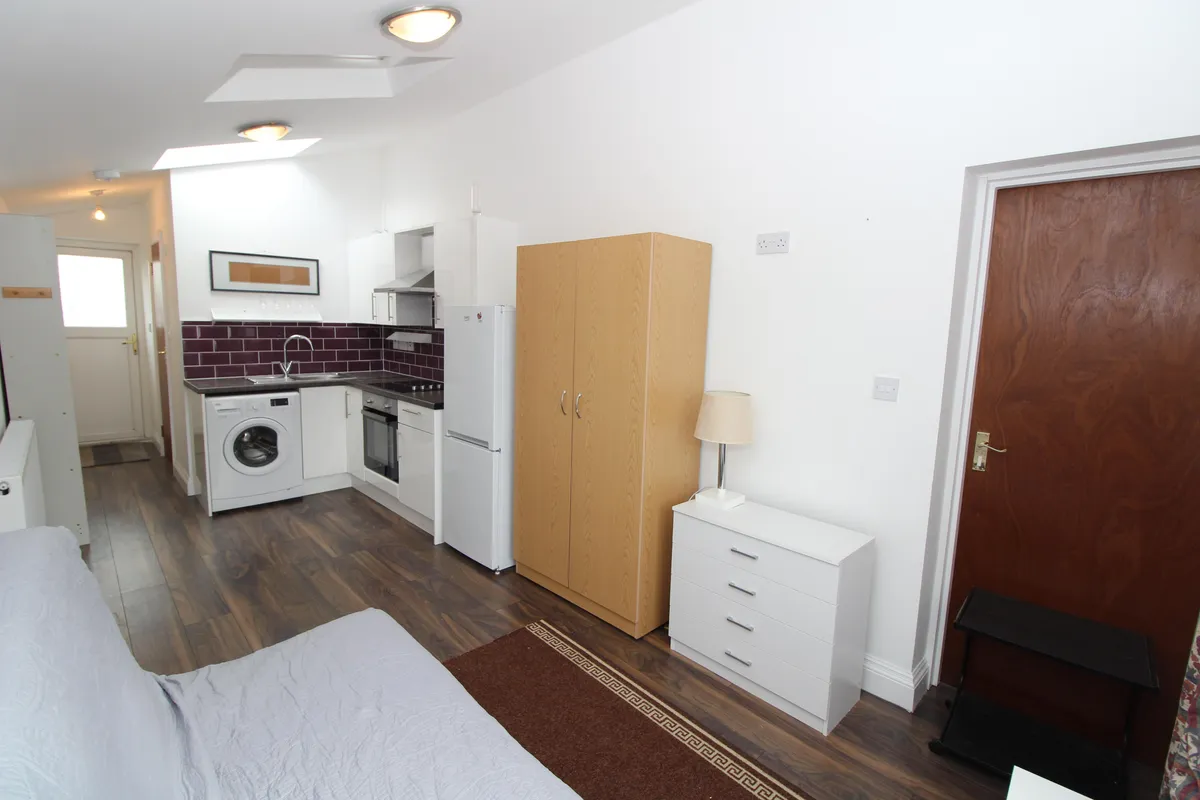 Flat Tritton Avenue in Greater London