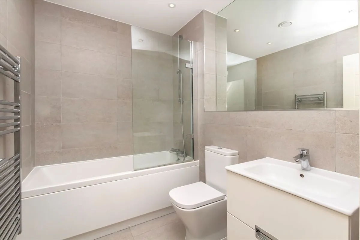 Flat Kingston Hill in Greater London