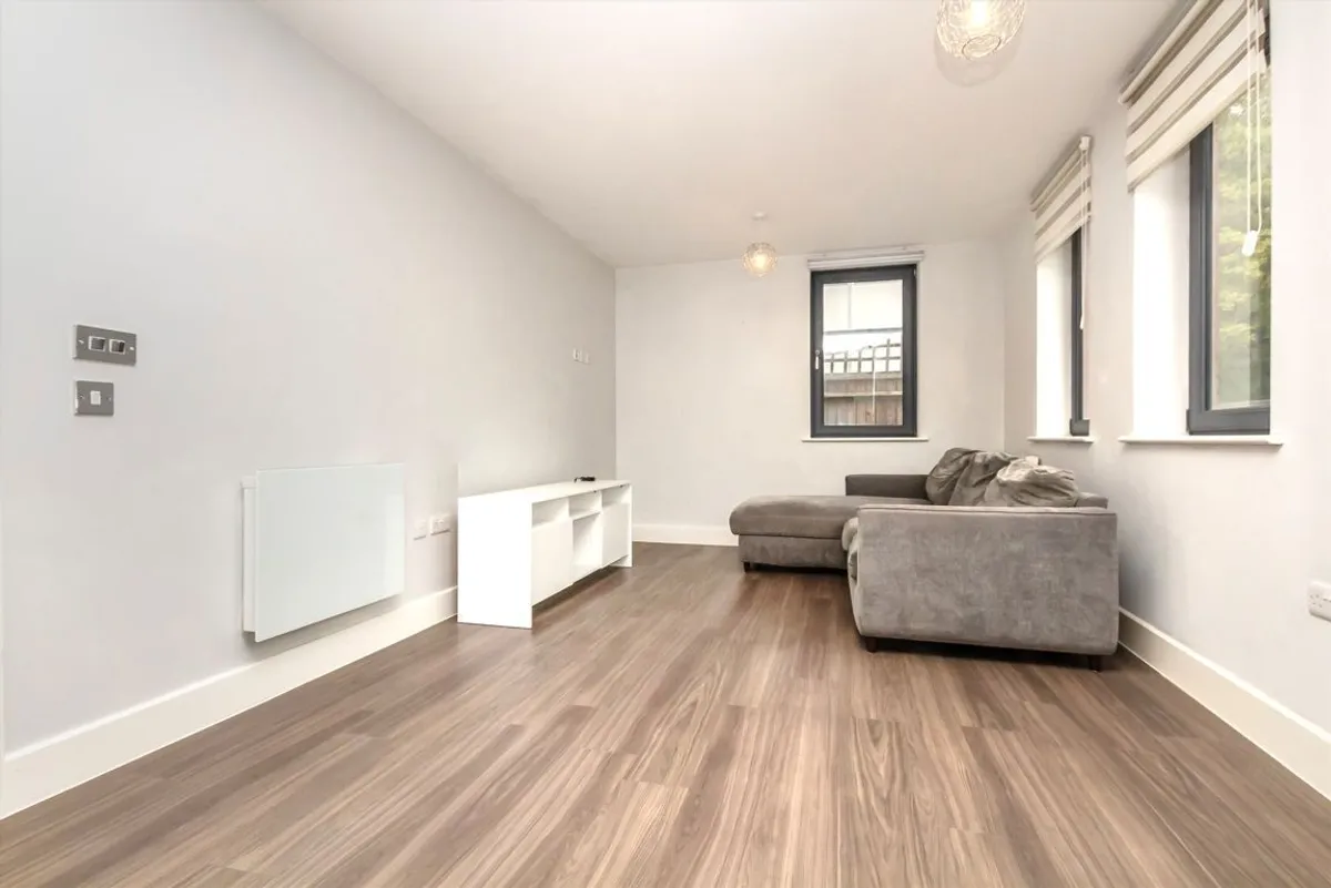 Flat Kingston Hill in Greater London