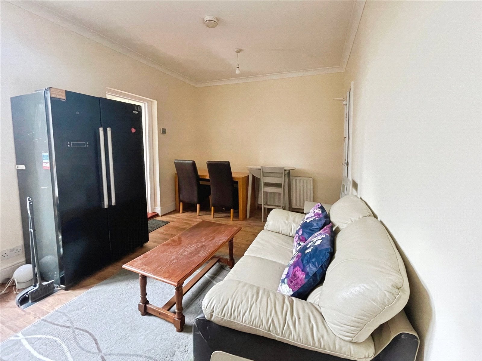 Flat Queen's Road in Borough of Runnymede