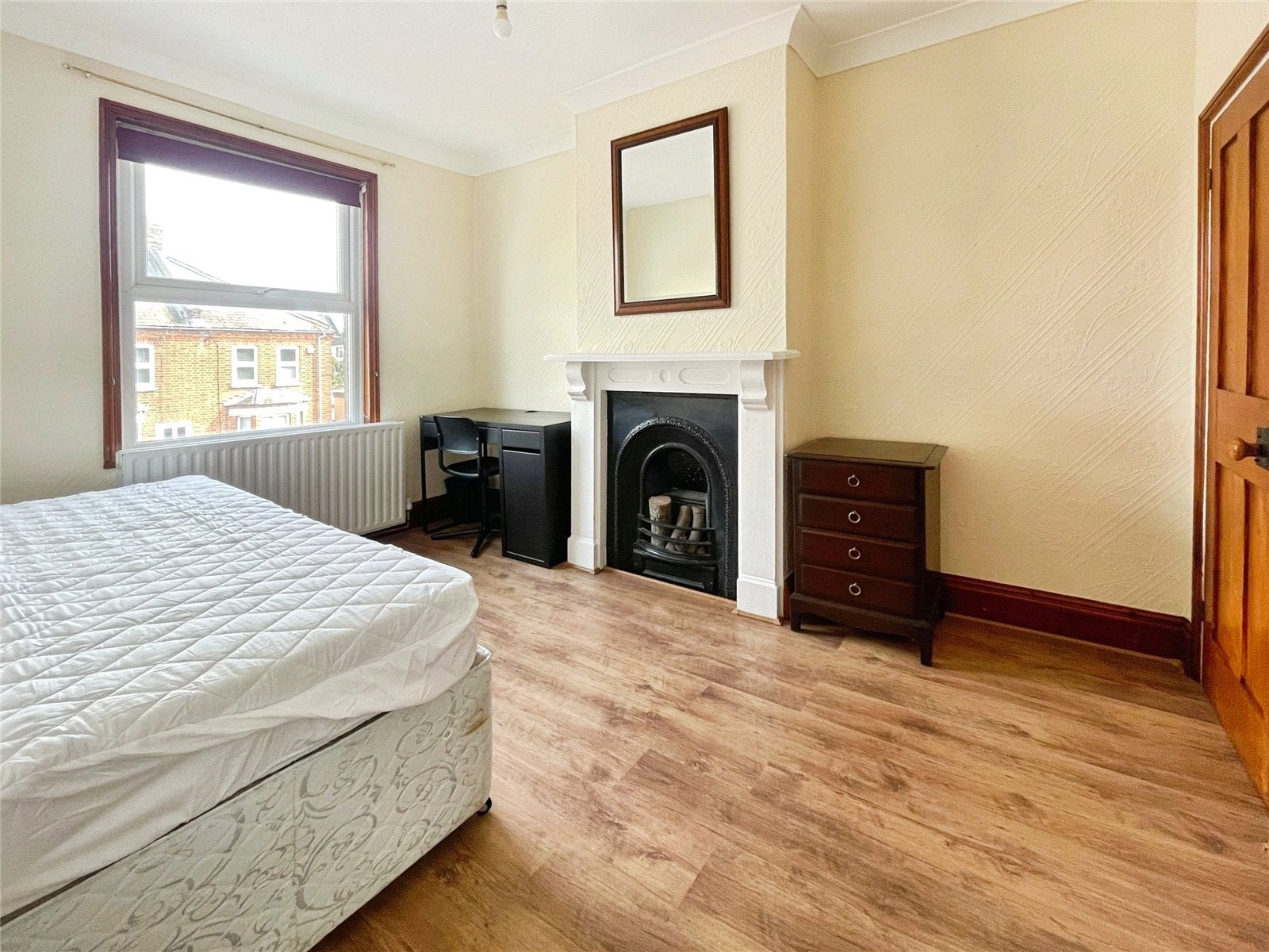 Flat Queen's Road in Borough of Runnymede