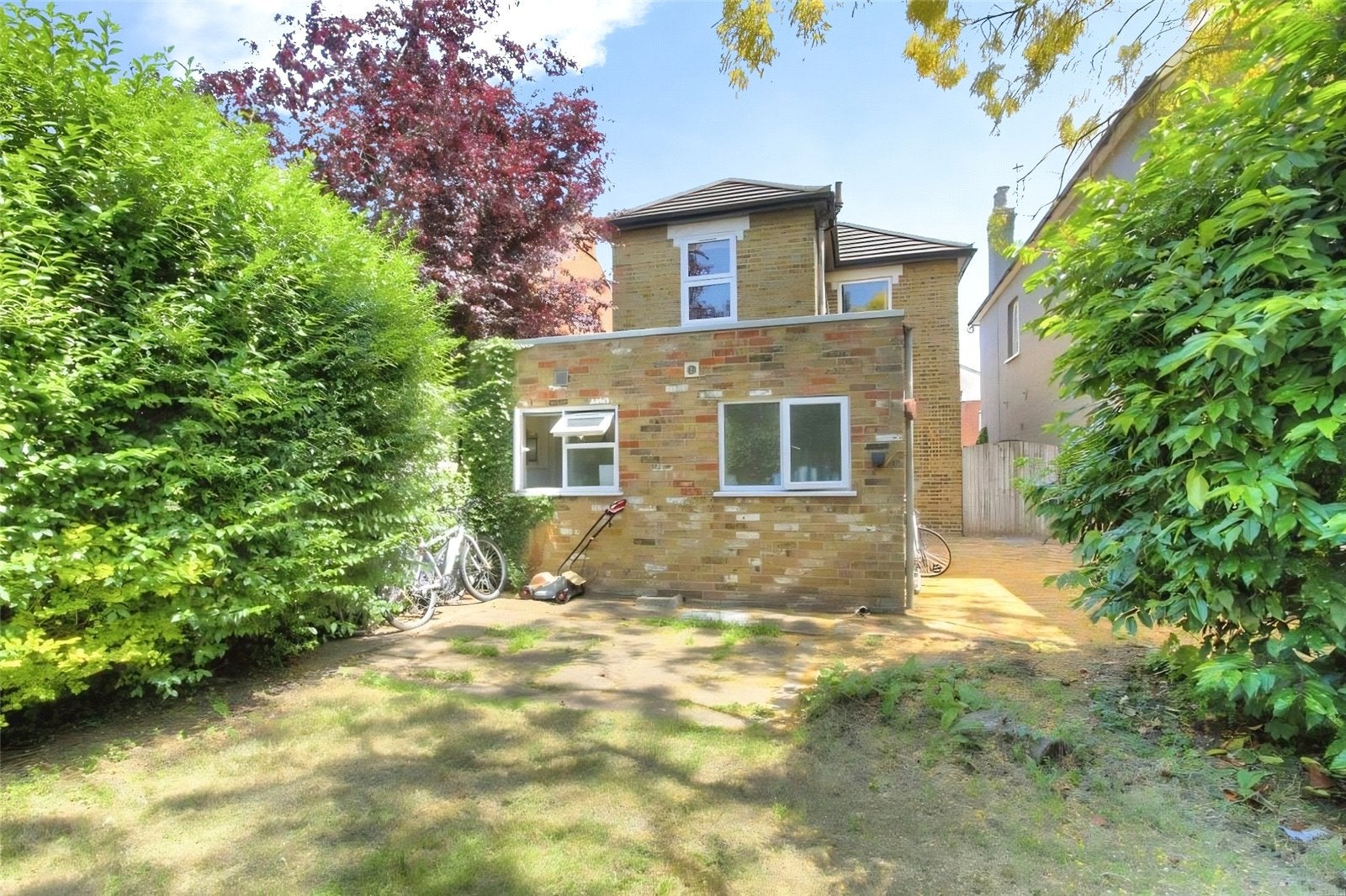 Flat Queen's Road in Borough of Runnymede