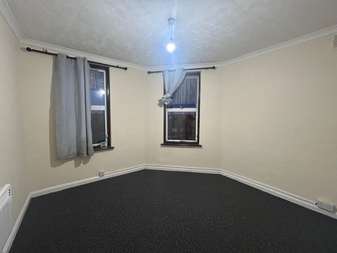 Flat Kingshill Avenue in Greater London