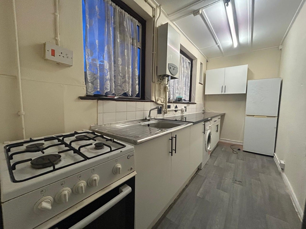 Flat Kingshill Avenue in Greater London