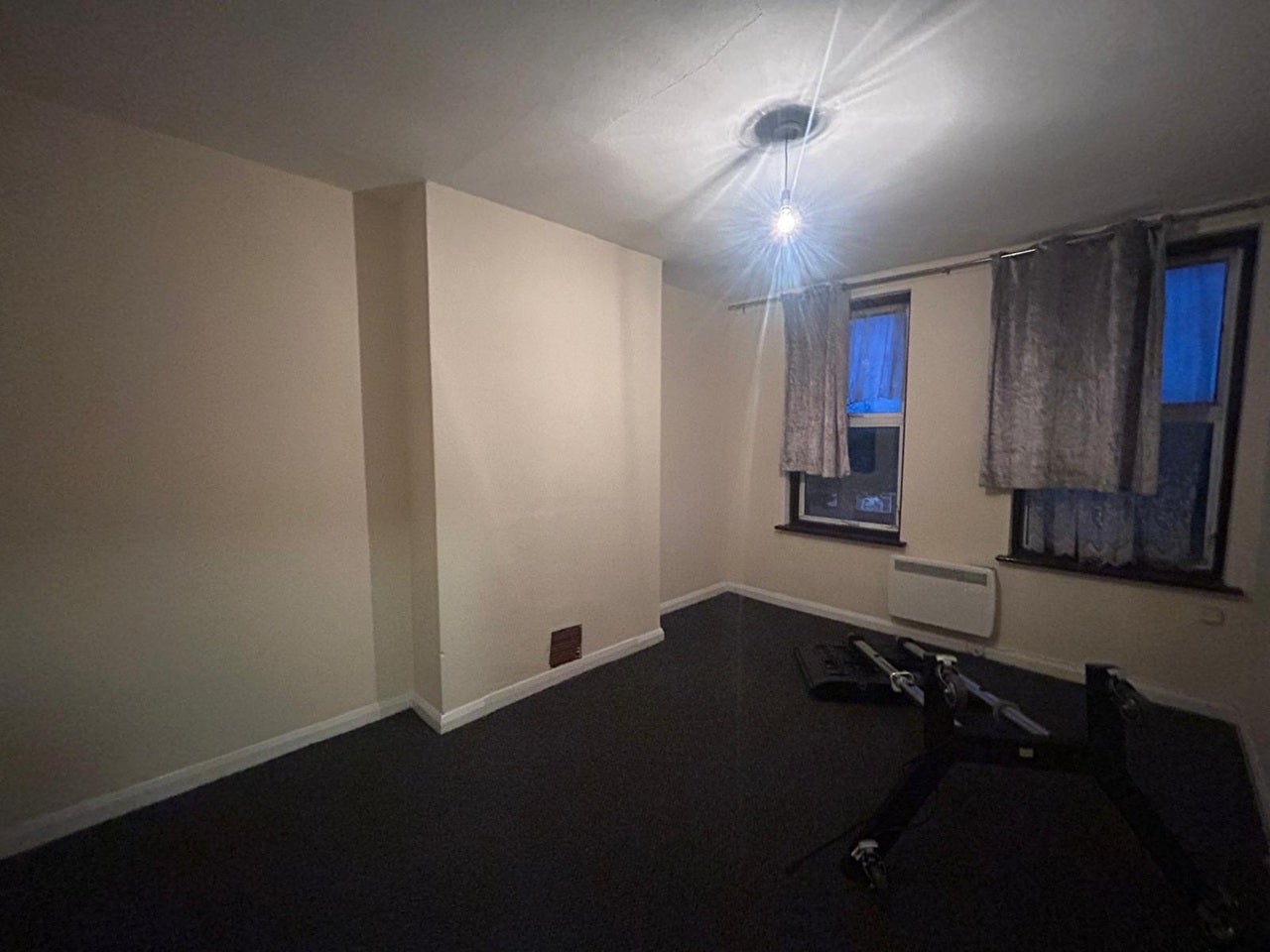 Flat Kingshill Avenue in Greater London