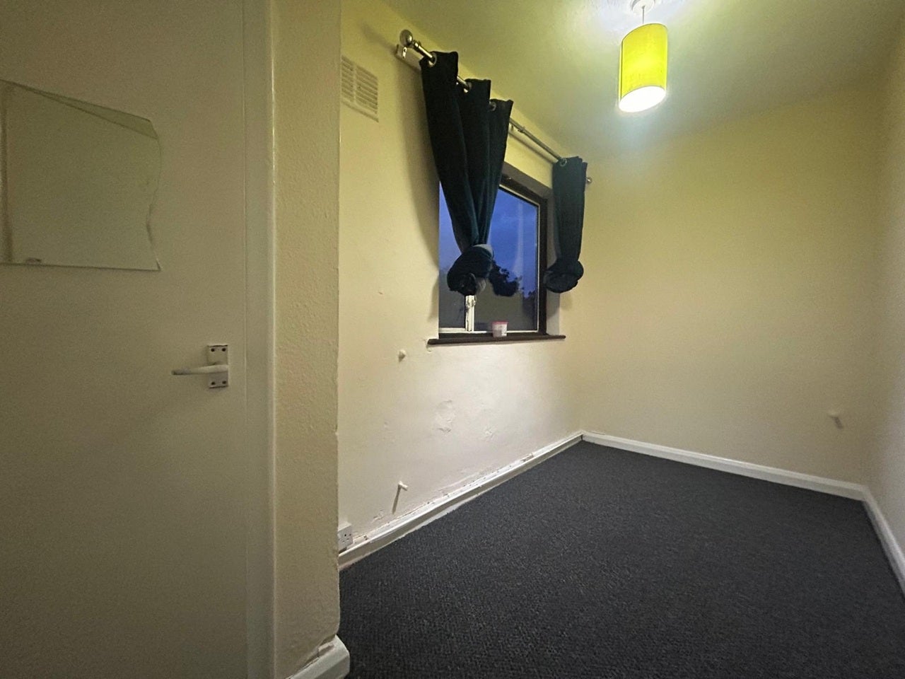 Flat Kingshill Avenue in Greater London