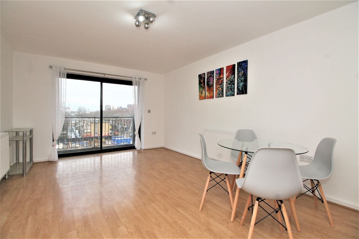 Flat Aberfeldy Square in Greater London