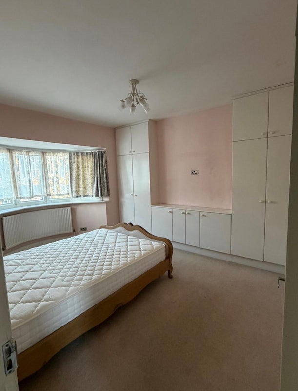 Room Western Avenue in Greater London