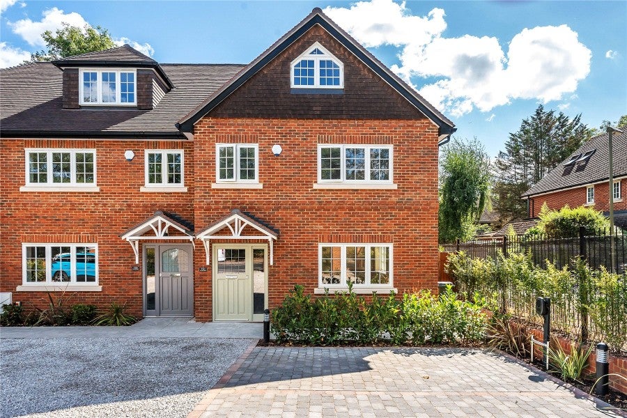 House Oatlands Drive in Elmbridge