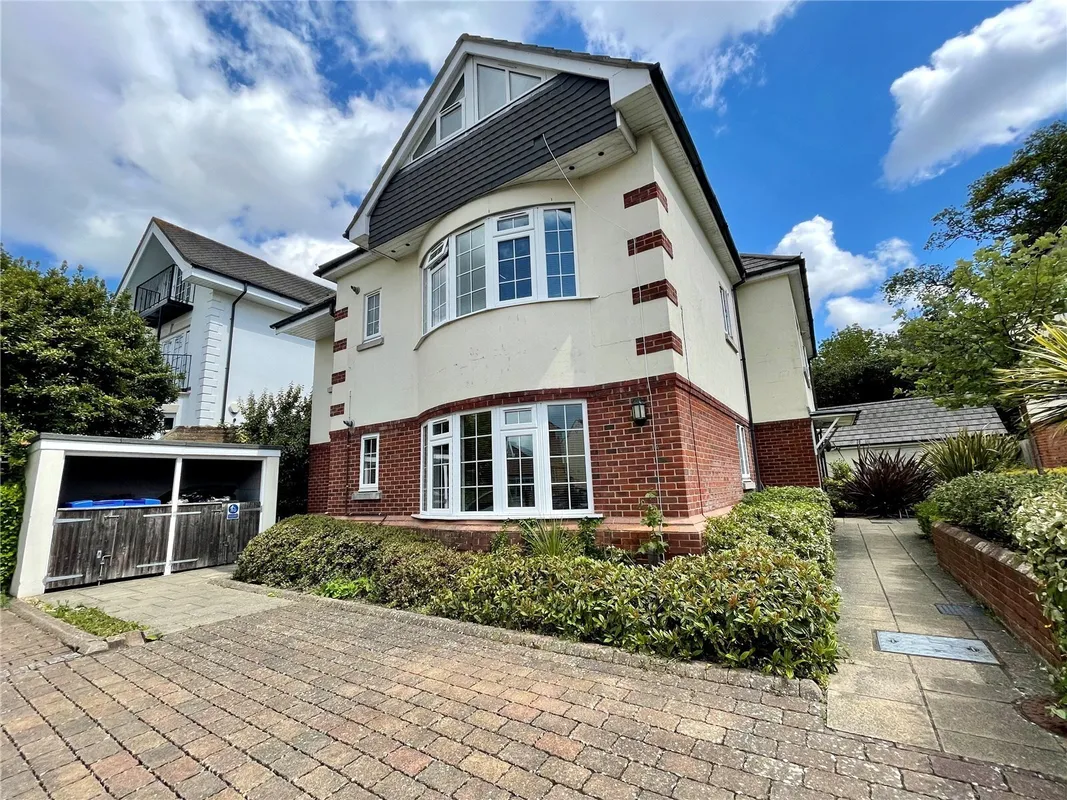 Flat Ardmore Road in Poole