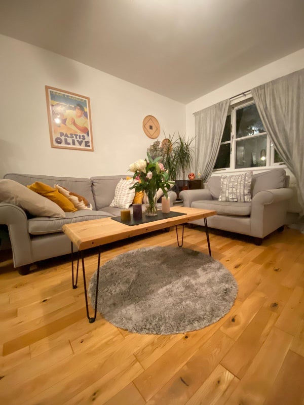 Flat Primrose Square in Greater London