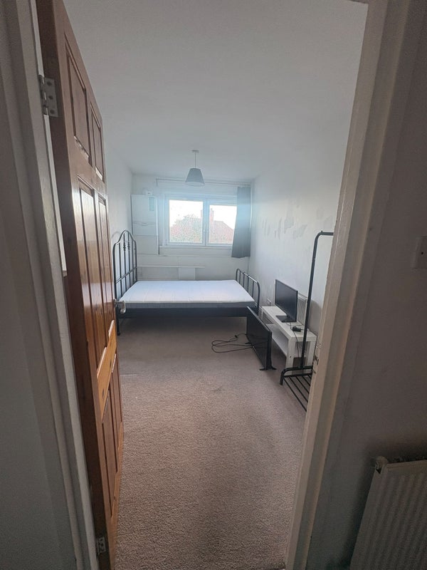 Room Gavestone Road in Greater London