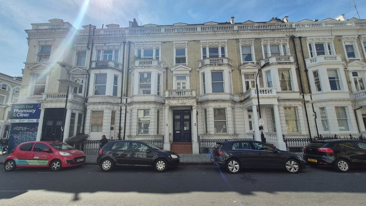Flat Castletown Road in Greater London