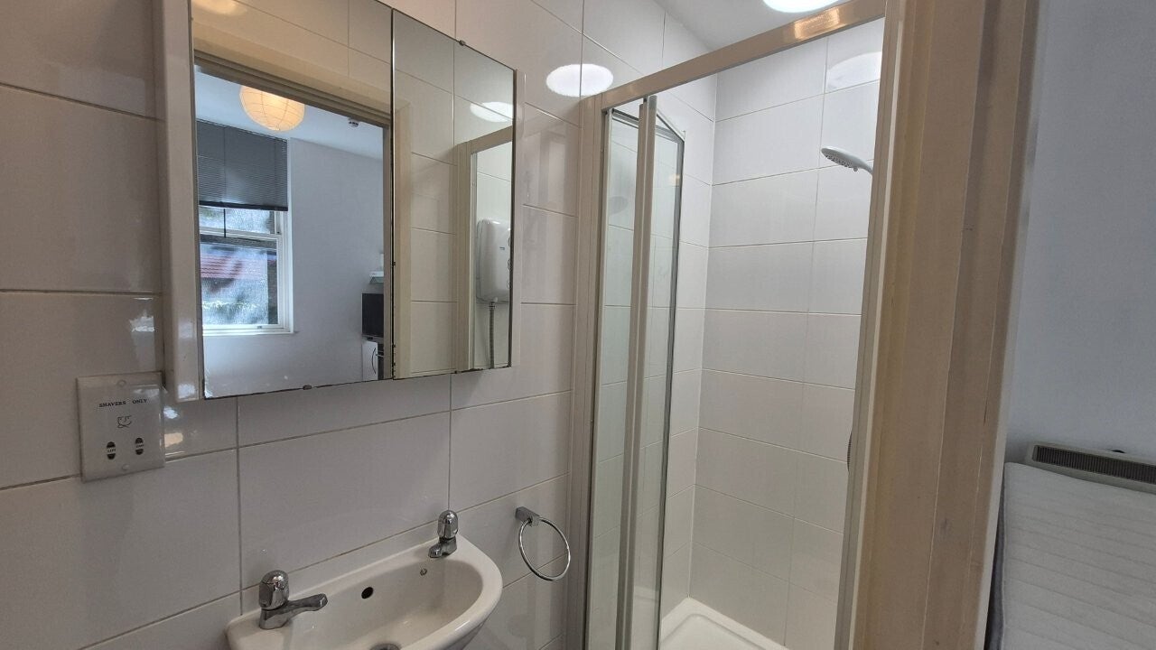 Flat Castletown Road in Greater London