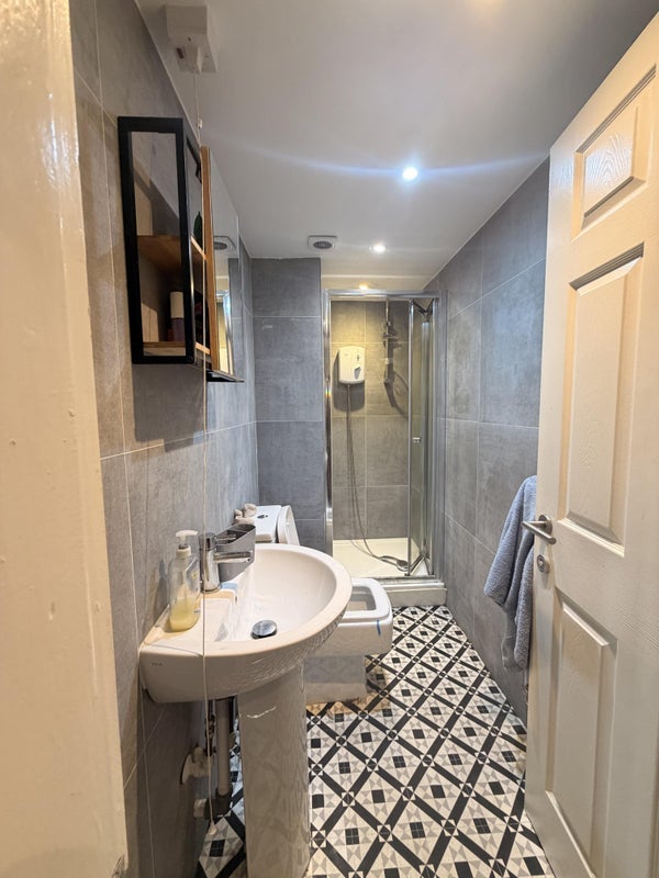Room Back Wetherby Grove in Leeds