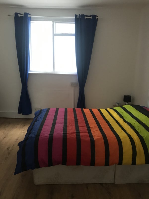 Flat Garratt Lane in Greater London