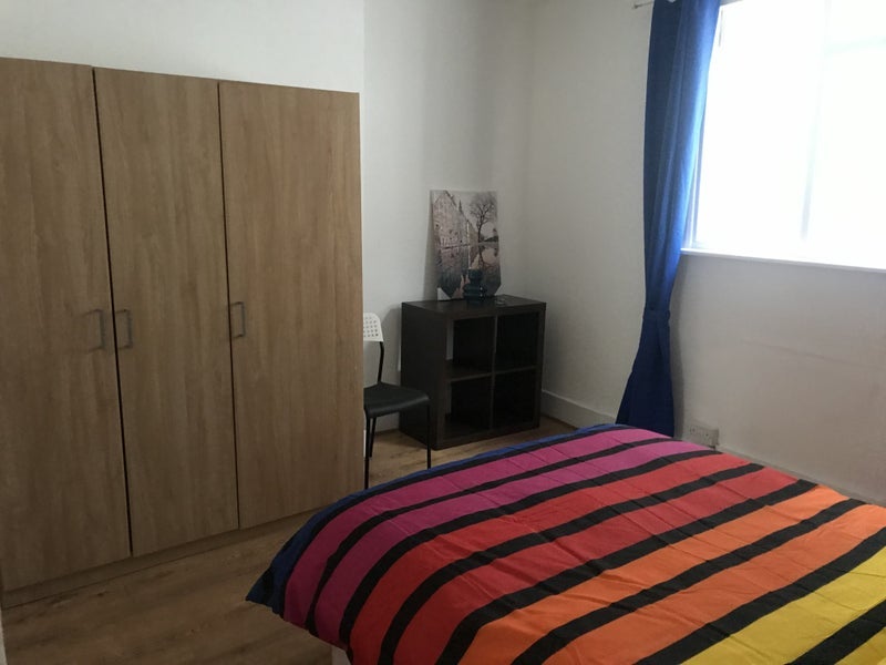 Flat Garratt Lane in Greater London