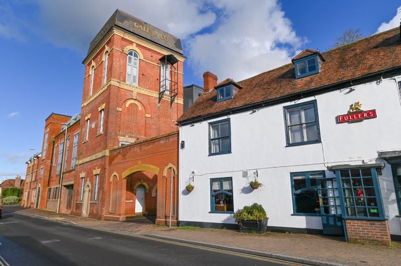 Flat London Road in East Hampshire