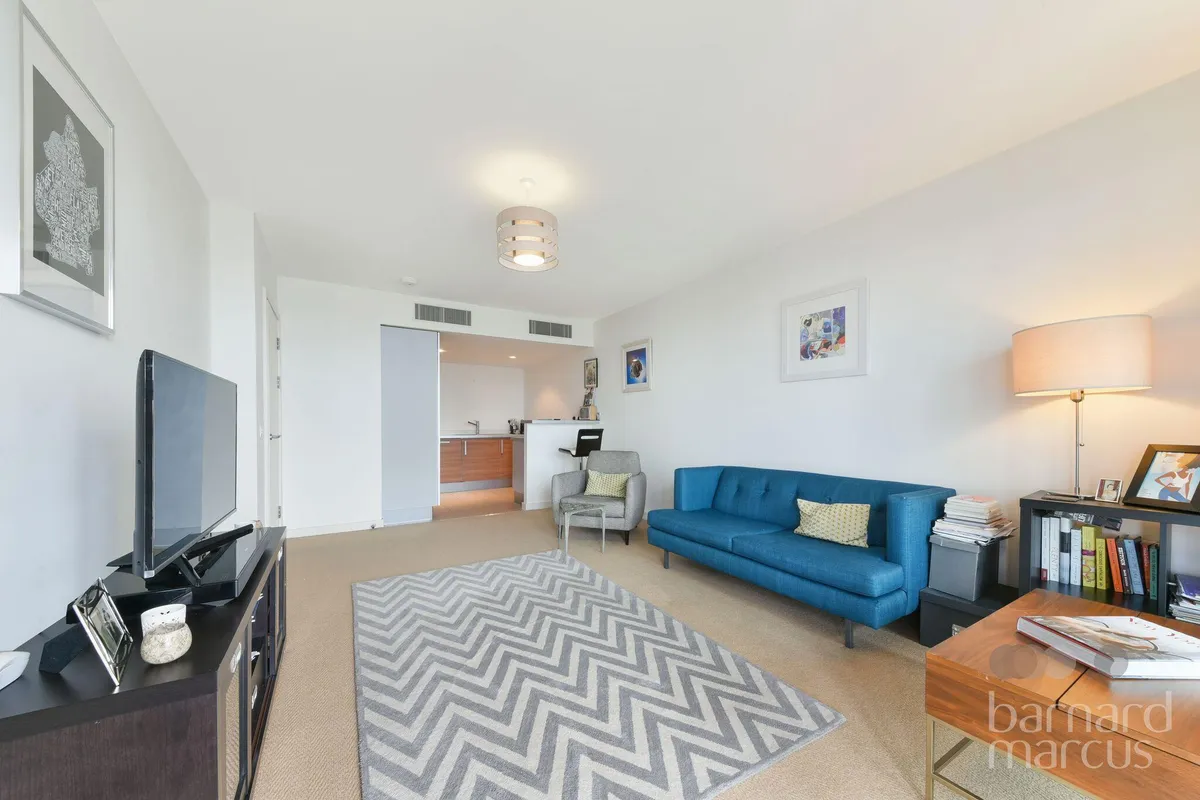 Flat Lombard Road in Greater London