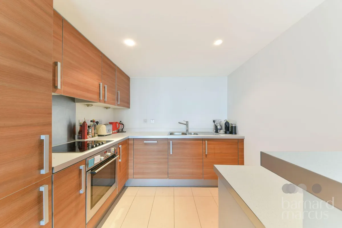 Flat Lombard Road in Greater London