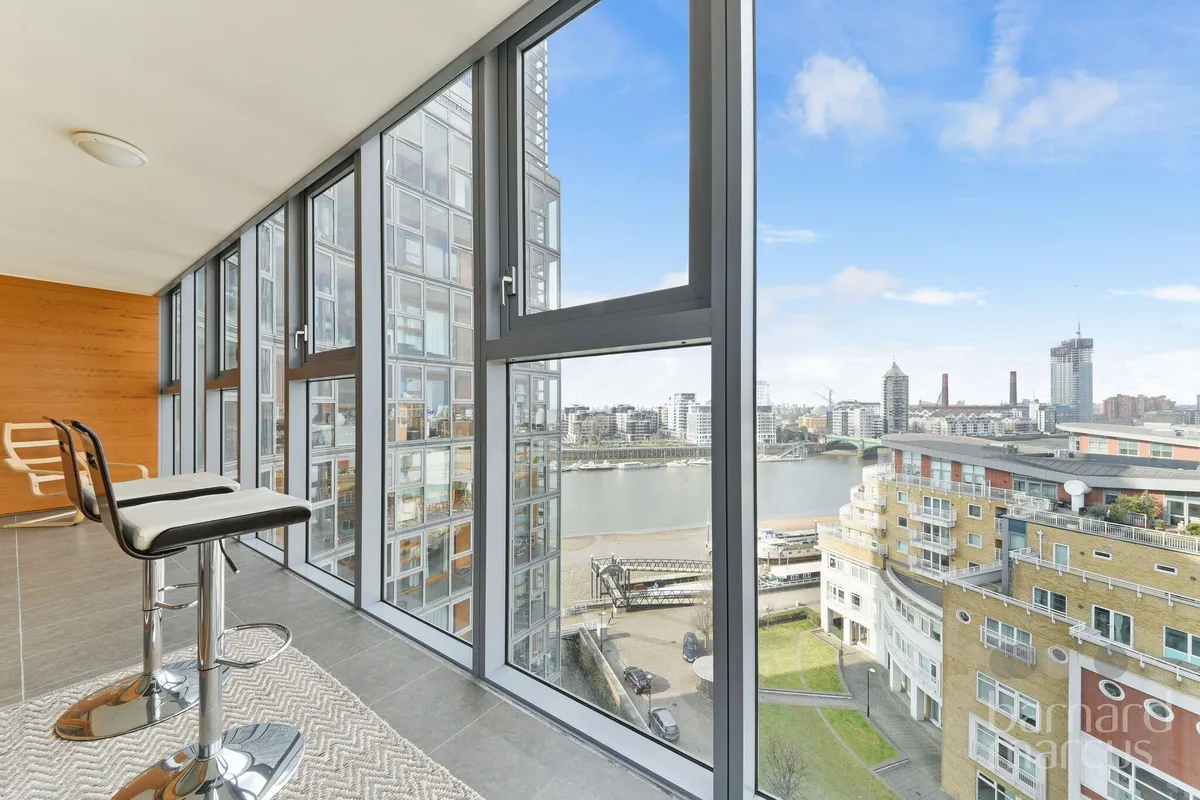 Flat Lombard Road in Greater London