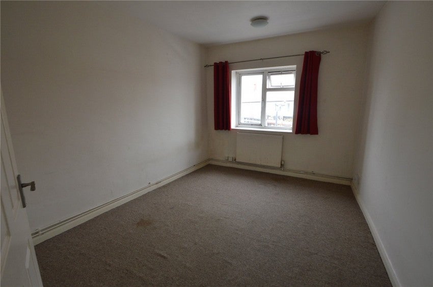 Flat Meadfield Road in Slough