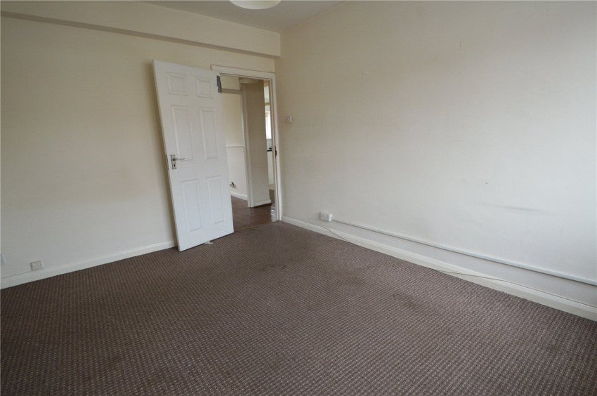 Flat Meadfield Road in Slough