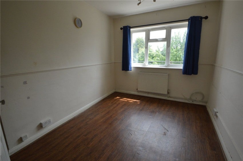 Flat Meadfield Road in Slough