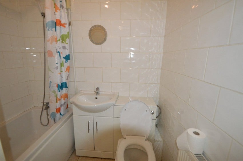 Flat Meadfield Road in Slough