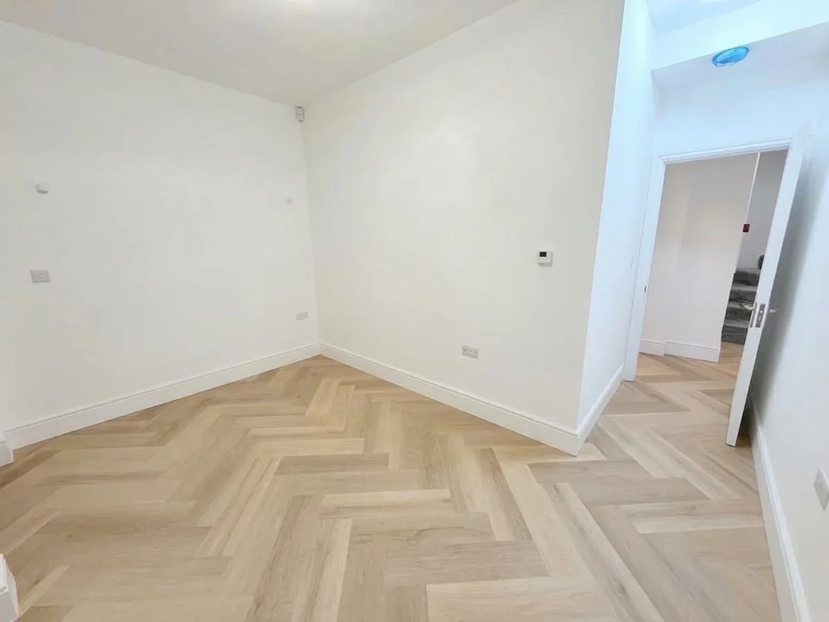 Flat Percy Road in Greater London