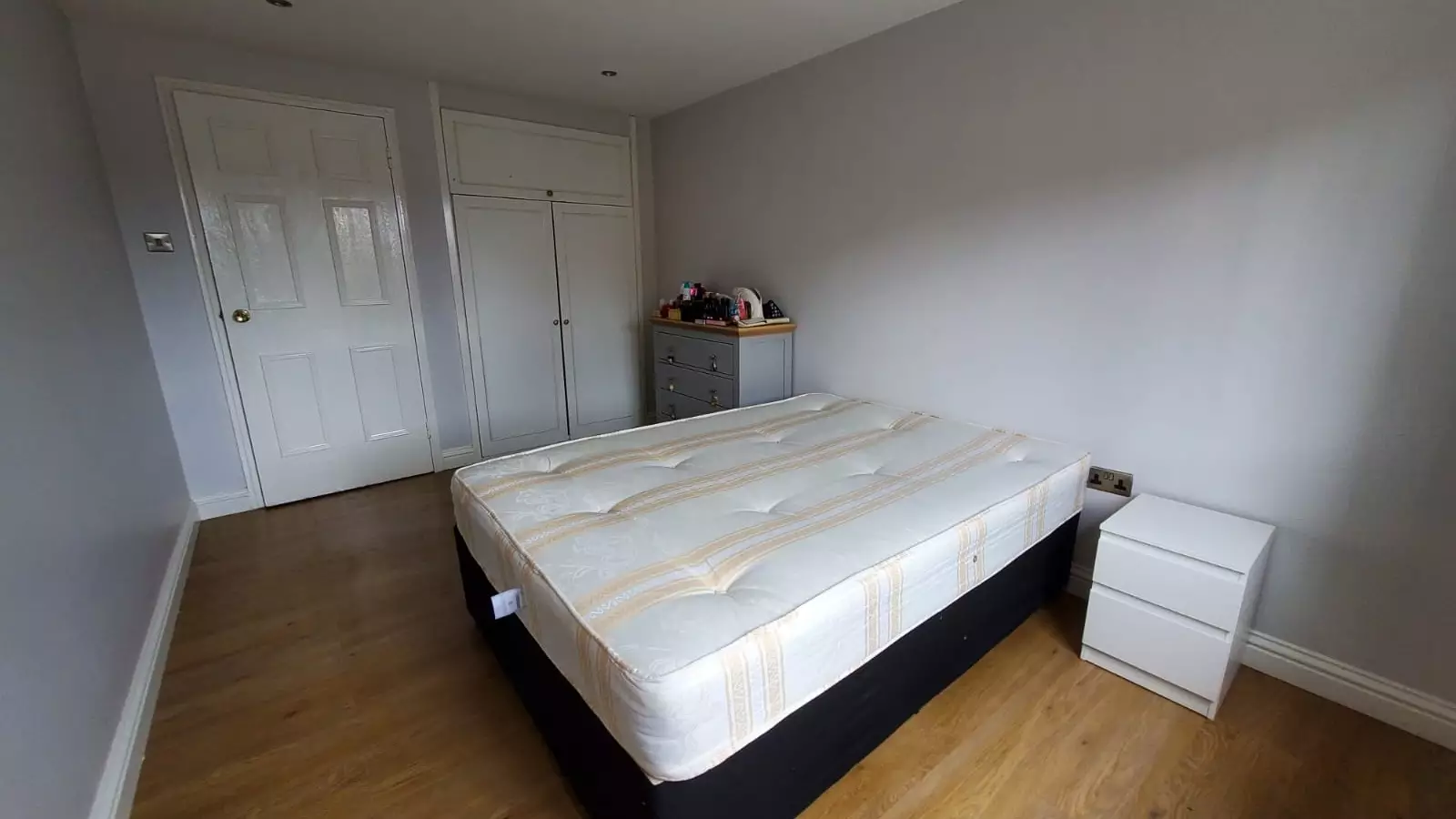 Flat Riverside Close in Greater London