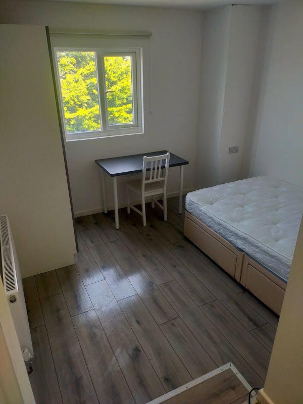 Room Clarence Road in Greater London