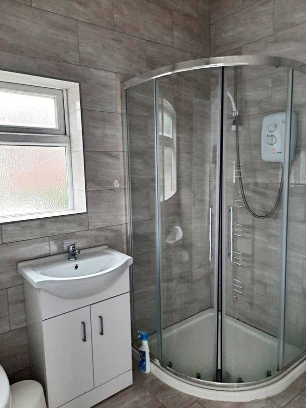 Room Ellys Road in Coventry