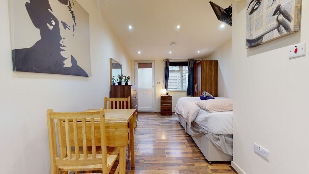 Flat Chatsworth Road in Greater London