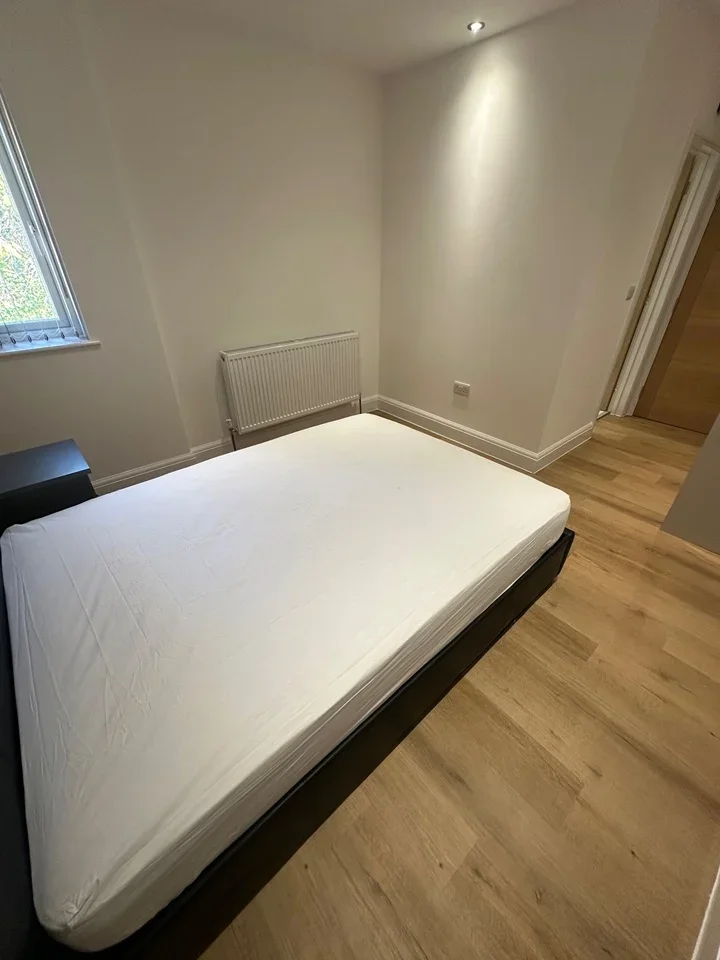 Room Hawthorne Crescent in Slough