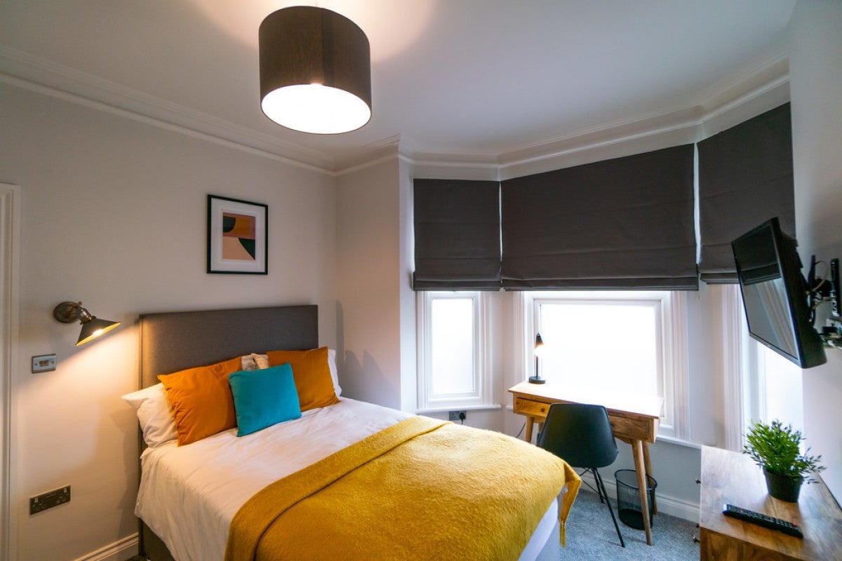 Room Wantage Road in Reading