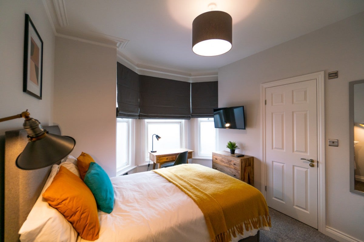 Room Wantage Road in Reading