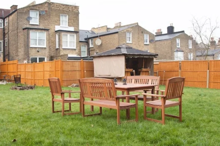 Room Friern Road in Greater London
