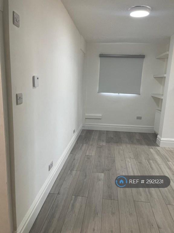 Flat Merlin Crescent in Greater London