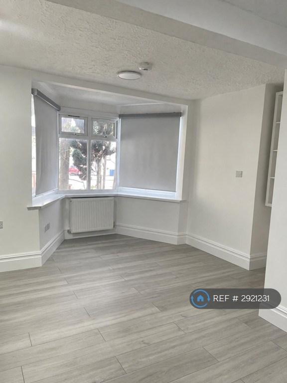 Flat Merlin Crescent in Greater London